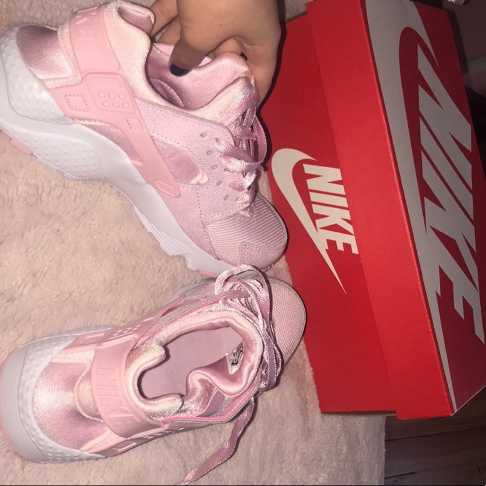 NIKE huaraches size Youth 4 = women’s size 6
